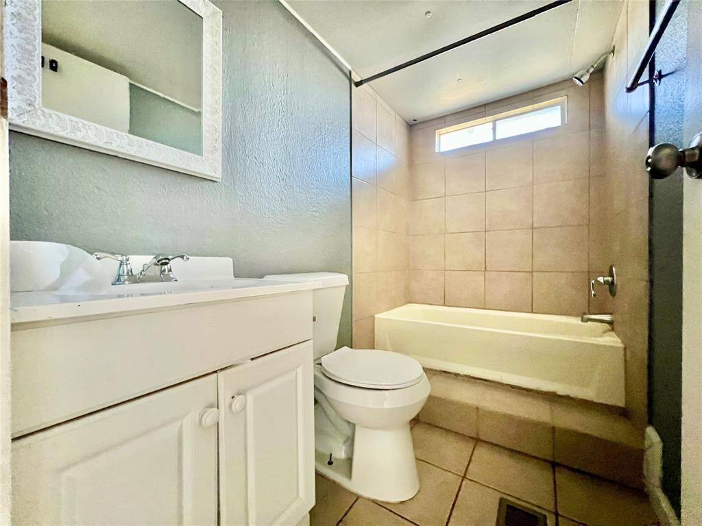 Hall Bathroom.