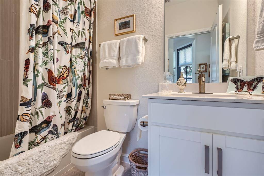 Secondary full bathroom with shower/tub combo