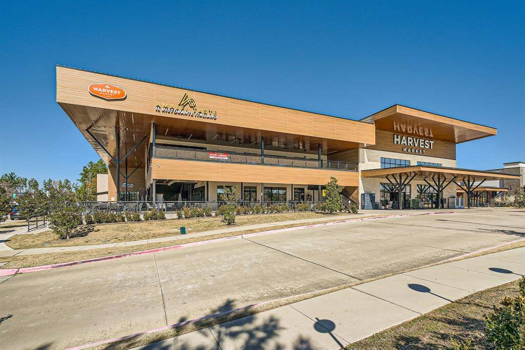 Shopping and restaurants nearby