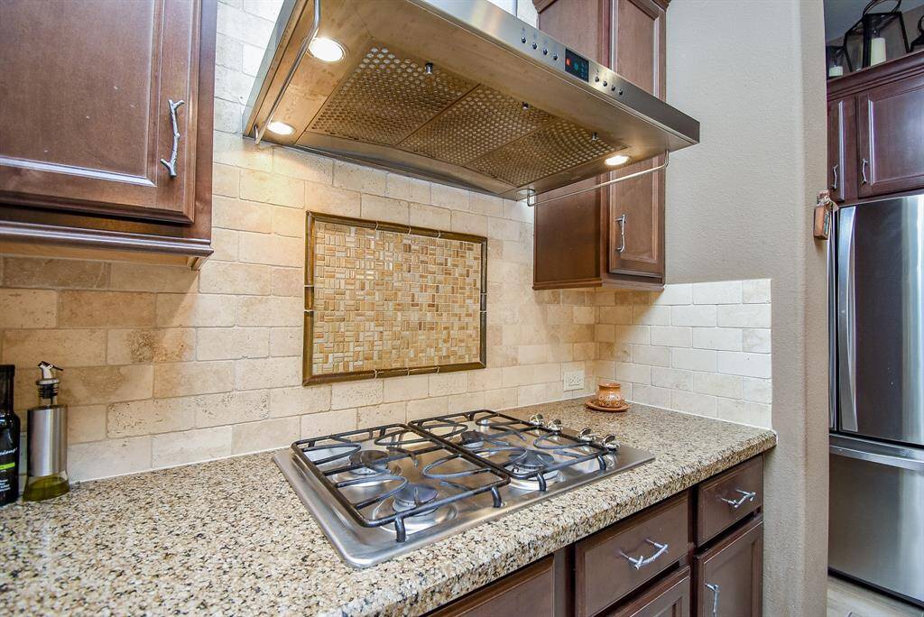 You will love preparing meals on this gas stove with ample prep space to the side and a vent hood above.