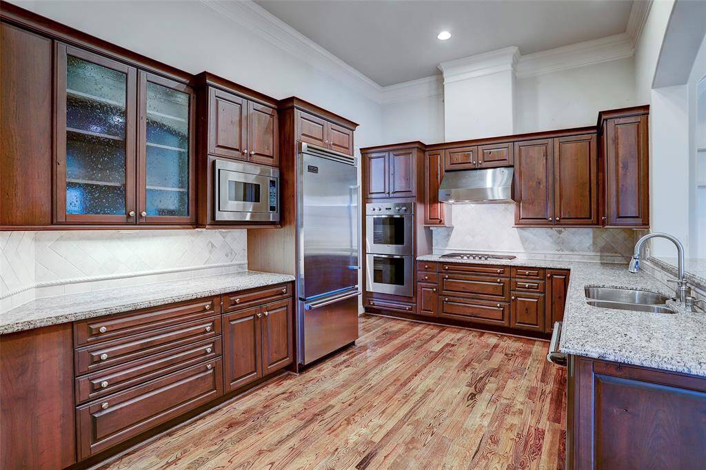 High ceilings, hardwood floors, and rich molding mark the superbly appointed kitchen. Top of the line stainless steel appliances.