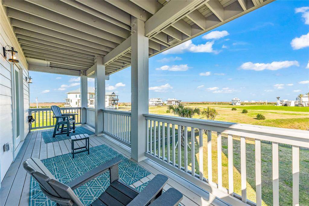 Another balcony with views!