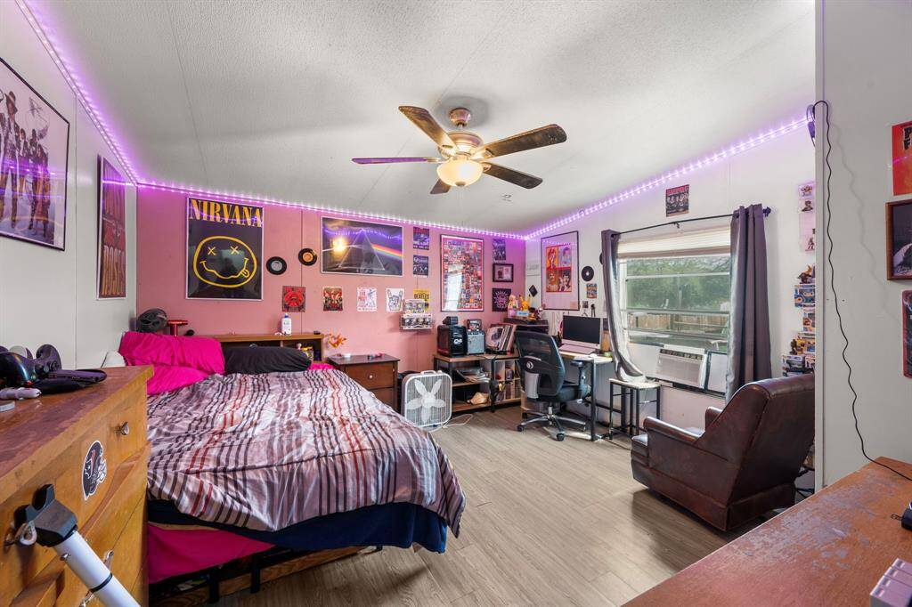 Another big bedroom for the purple lover in the family