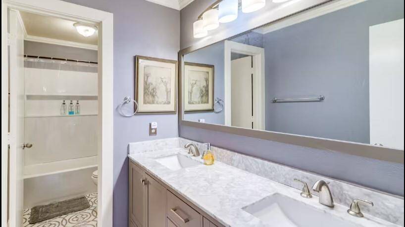 Upstairs bath with double vanity