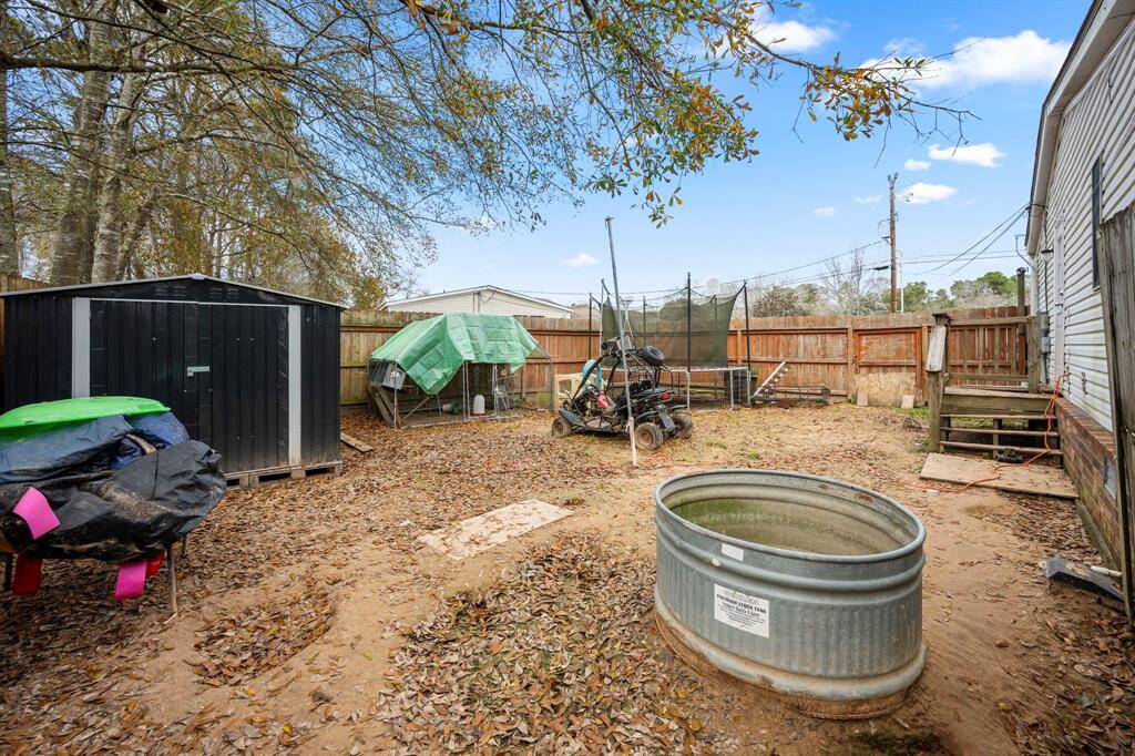 tons of space to garden, entertain, BBQ or whatever your heart desires.
