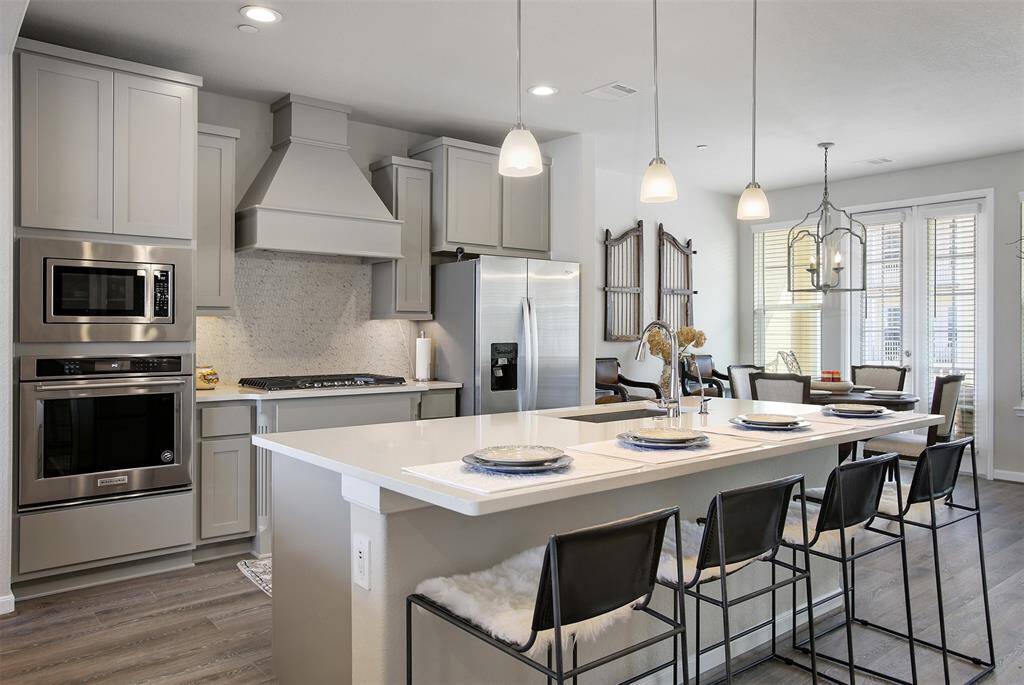 Upscale island with barstools
