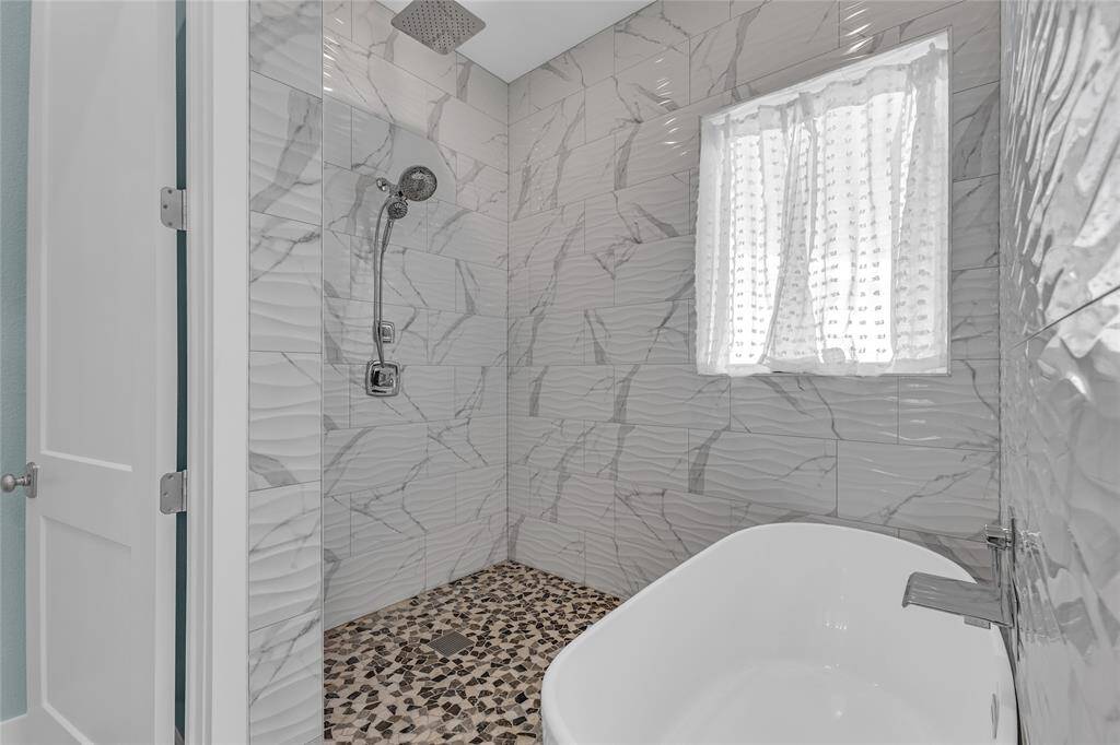 Tub/shower combo!