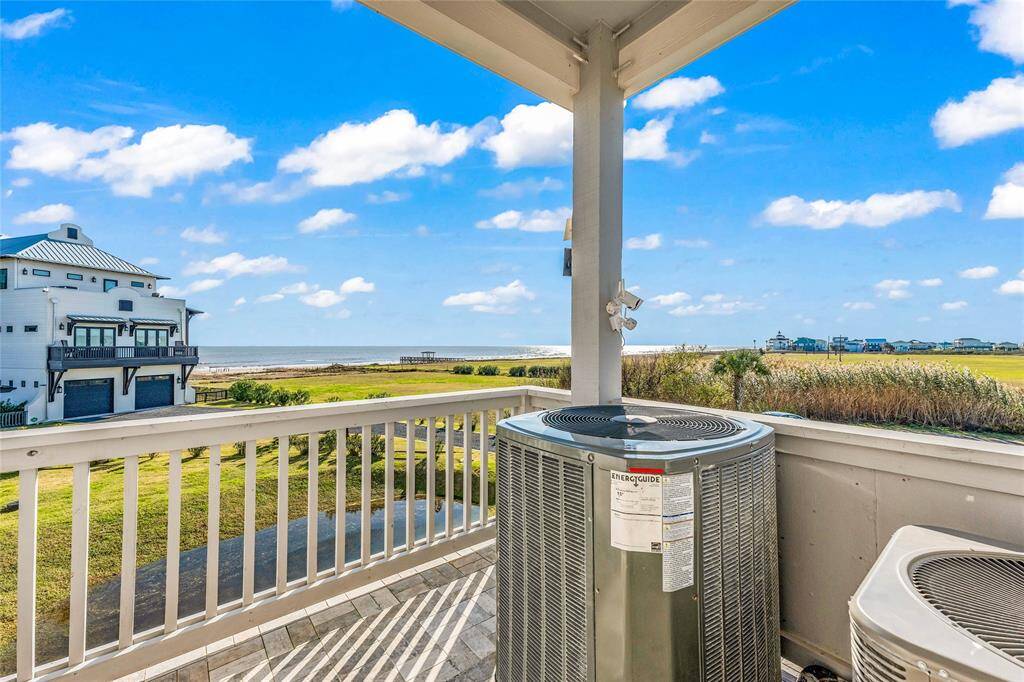 Another balcony with views!