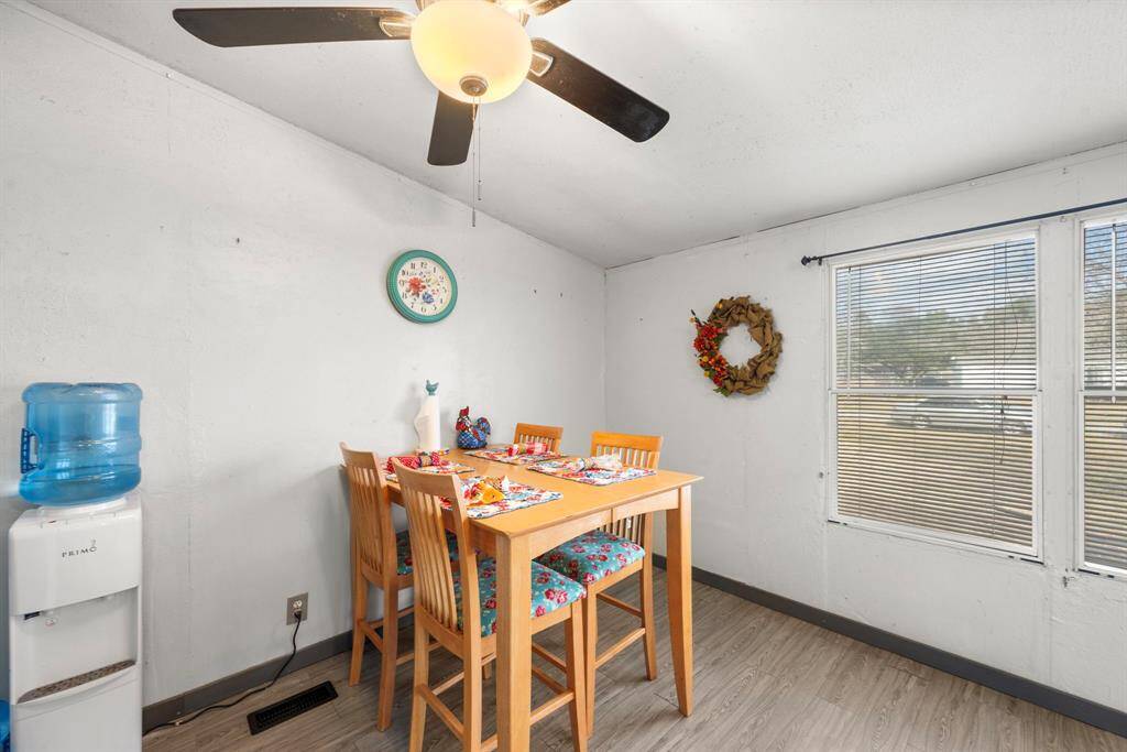 Breakfast room off the kitchen