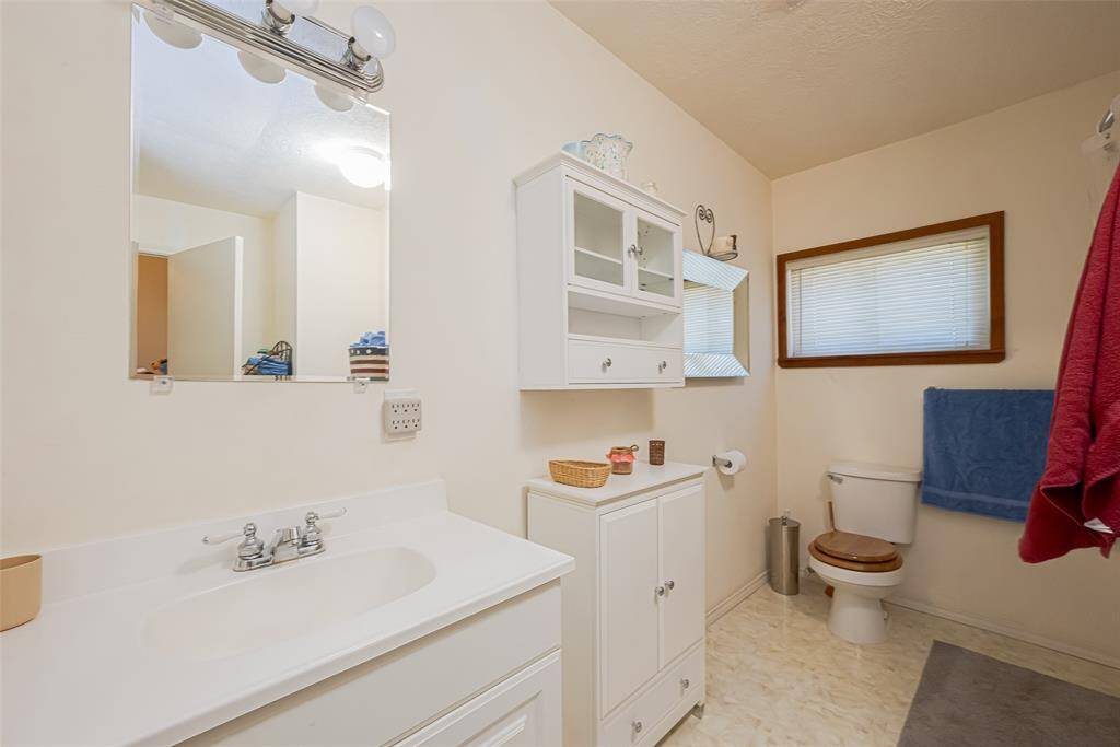 Large full secondary bathroom upstairs