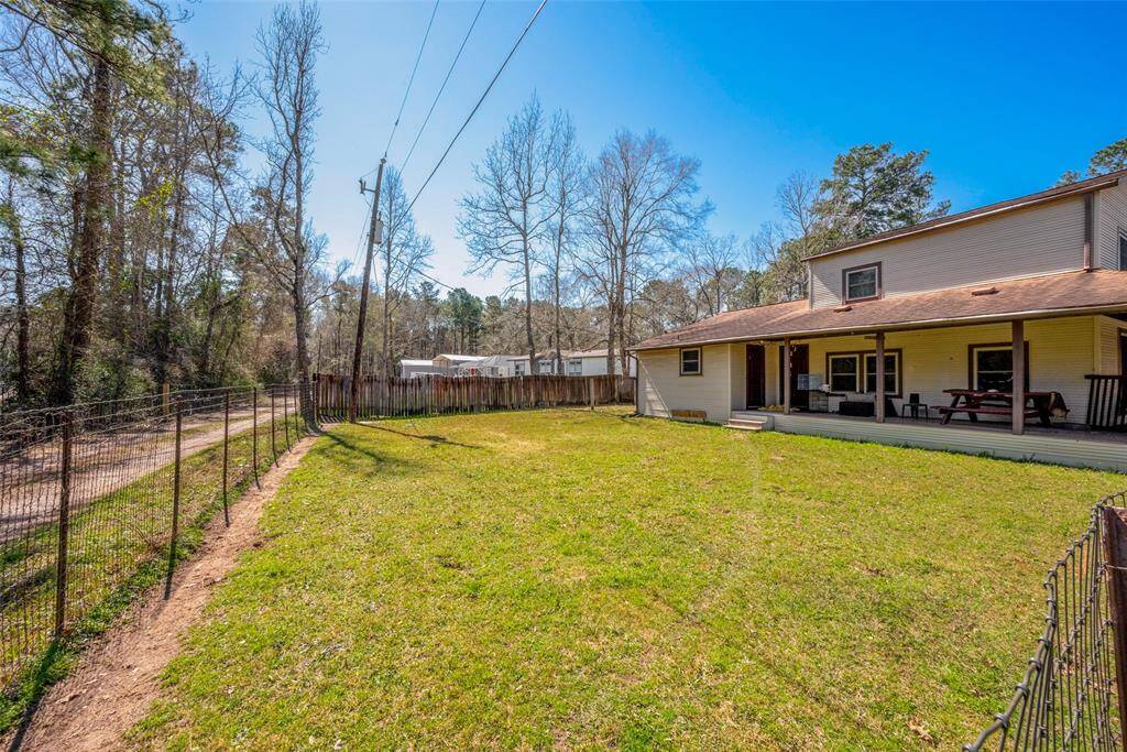 Plenty of yard space that has been fully fenced in.