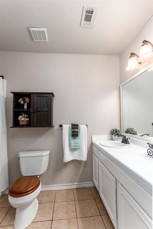 Another view of the full bathroom upstairs.
