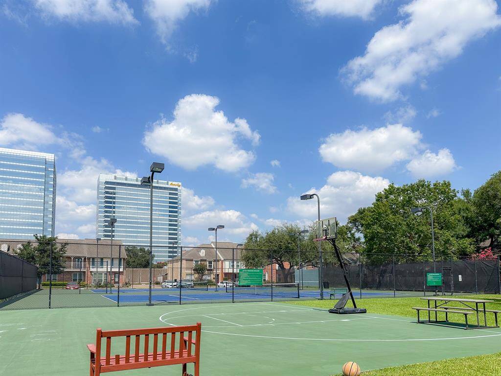 Check out all the wonderful amenities this property has to offer including the conveniences of being in the Energy Corridor with easy access to major thoroughfares, restaurants and shopping!