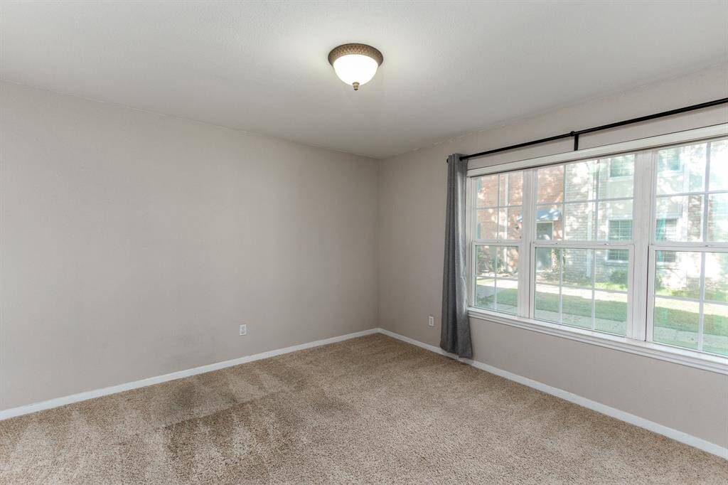 1st floor bedroom/flex rm w/adjacent full bathroom.  Great for guests, study or game room.