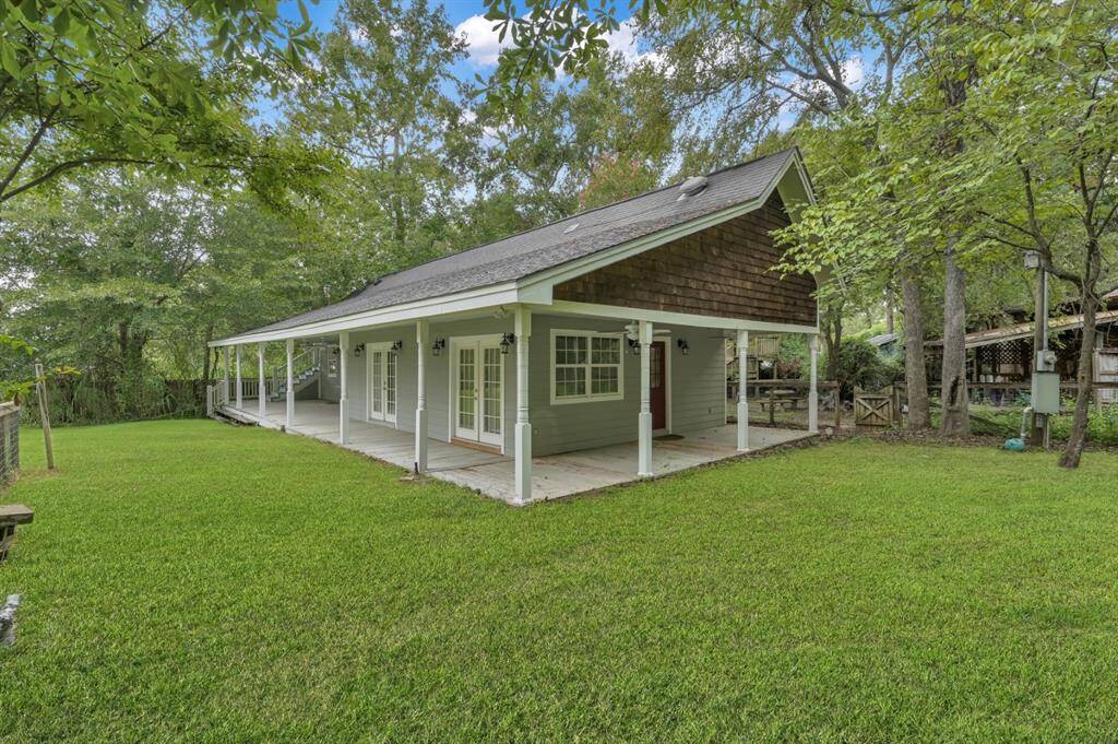 Pool House has a kitchen, utility room, divine Master Closet, Mud room, and Huge Bedroom!