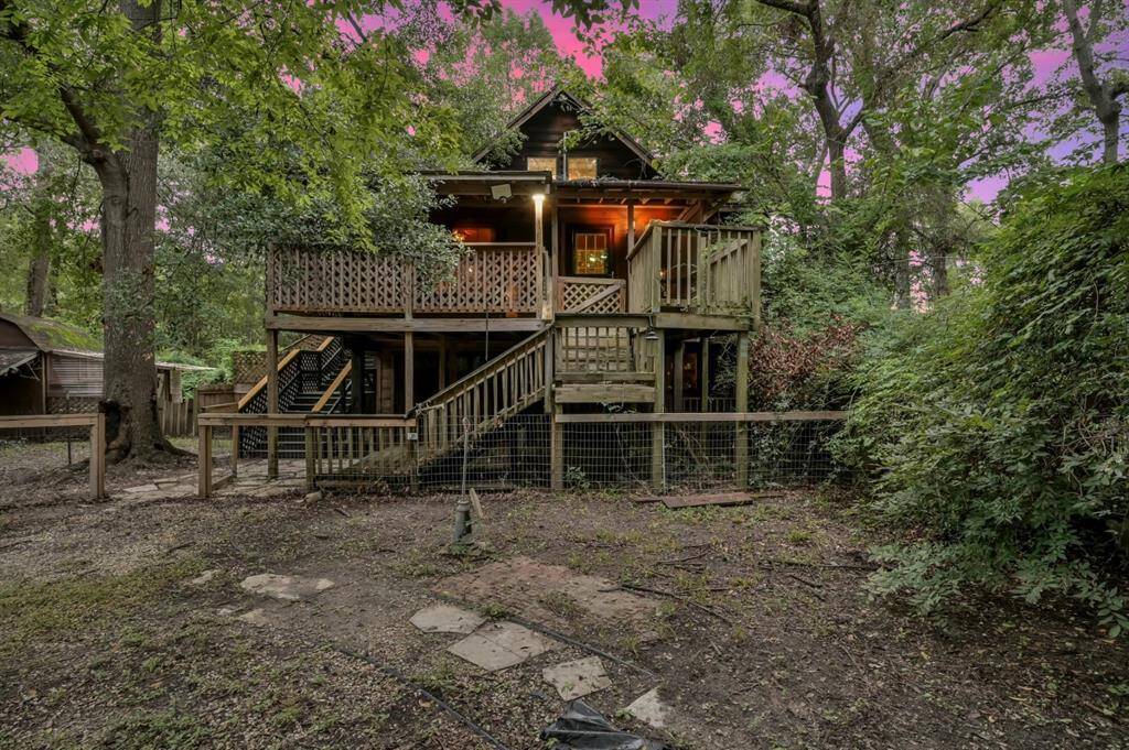 Beautiful elevation with many decks.