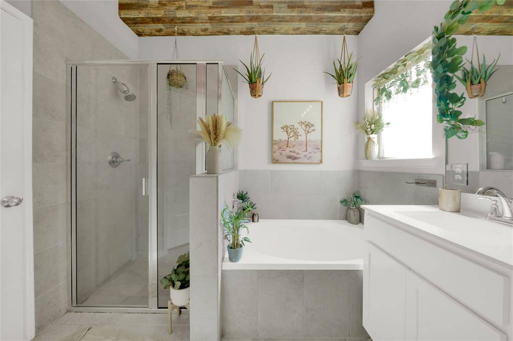 Primary bath with separate tub