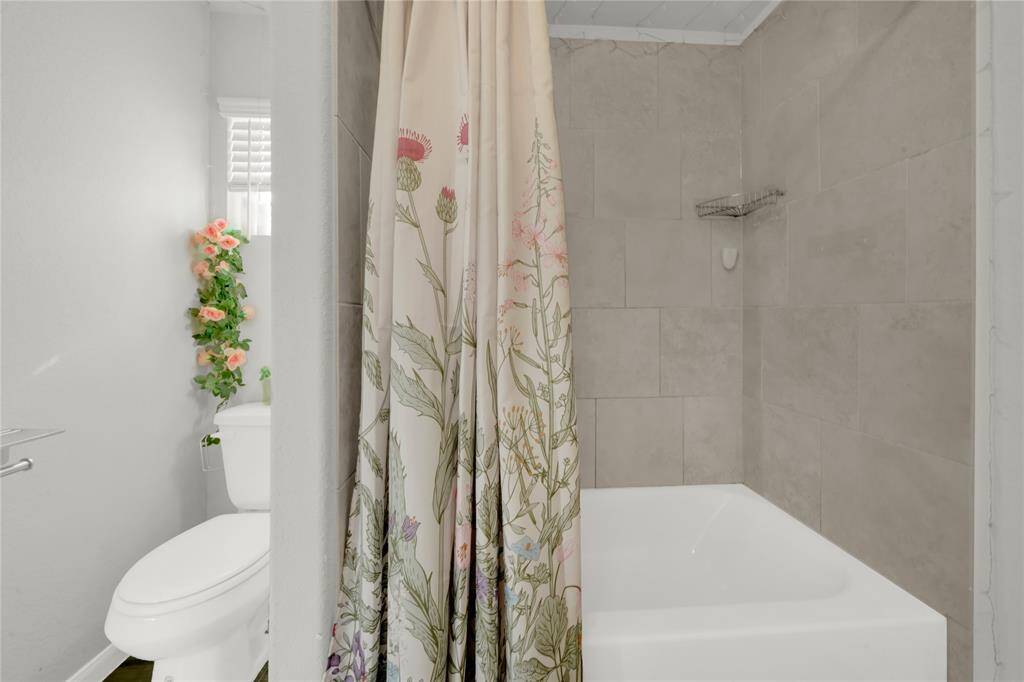 Shower and tub combo for Jack and Jill bathroom