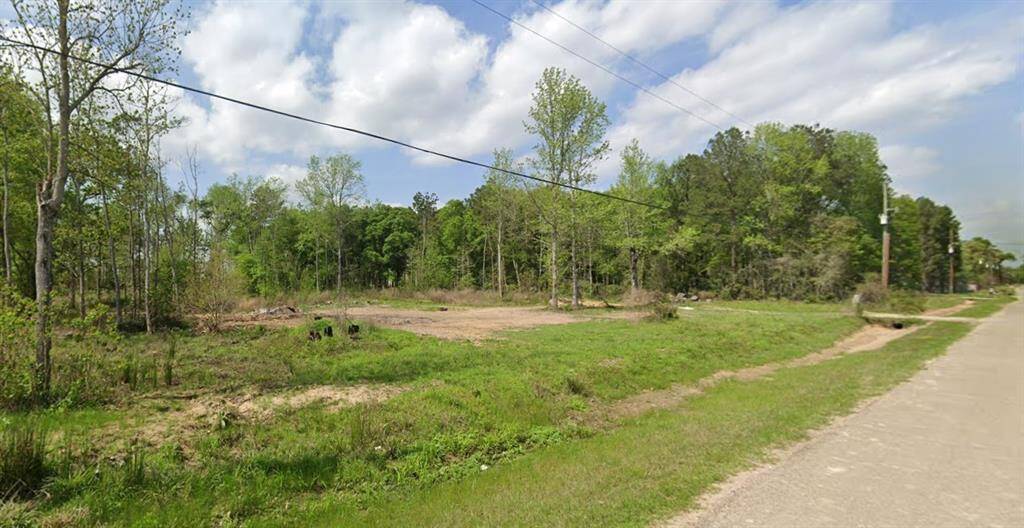 Spacious plot of land with a mix of open space and wooded areas, offering potential for development. Located alongside a quiet road, ideal for a private home with natural surroundings.