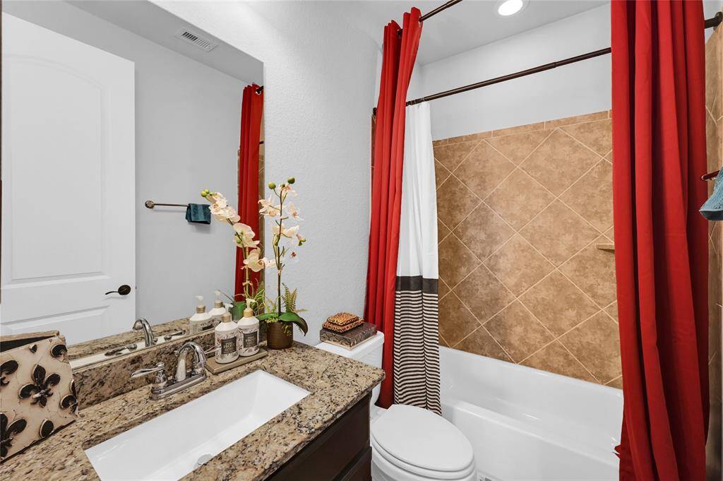First floor en suite bathroom.