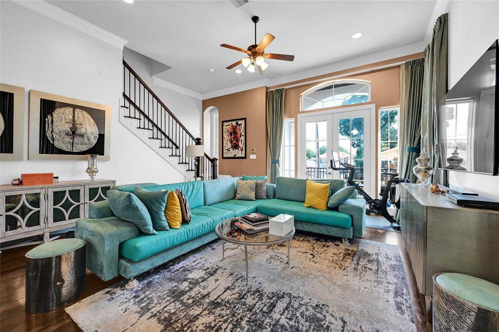 Open concept - high ceilings!! Entertainer's paradise