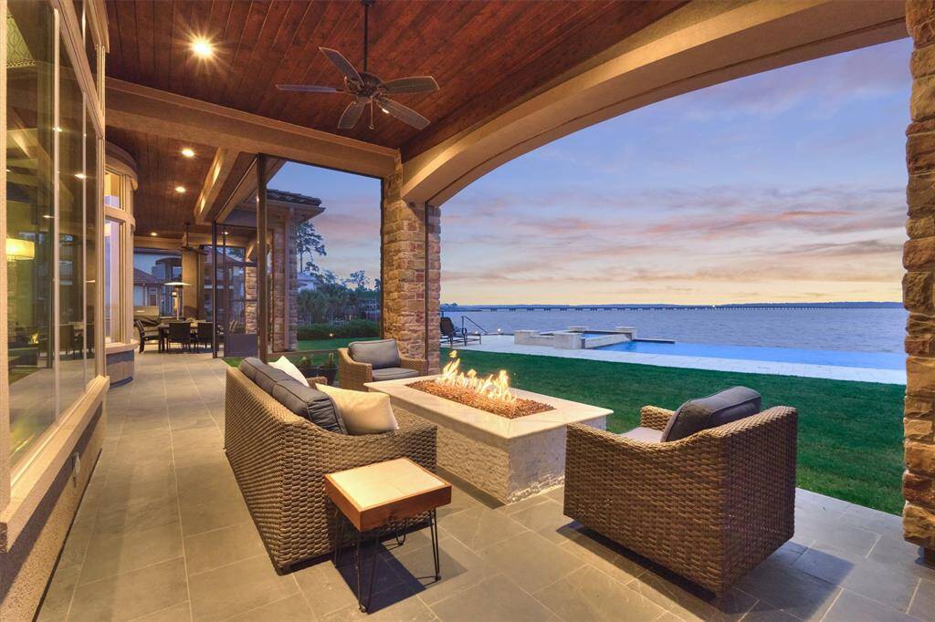 Enjoy the peaceful outdoors around this oversized natural gas fire pit. The retractable screens offer flexibility for an open or screened off outdoor living space.