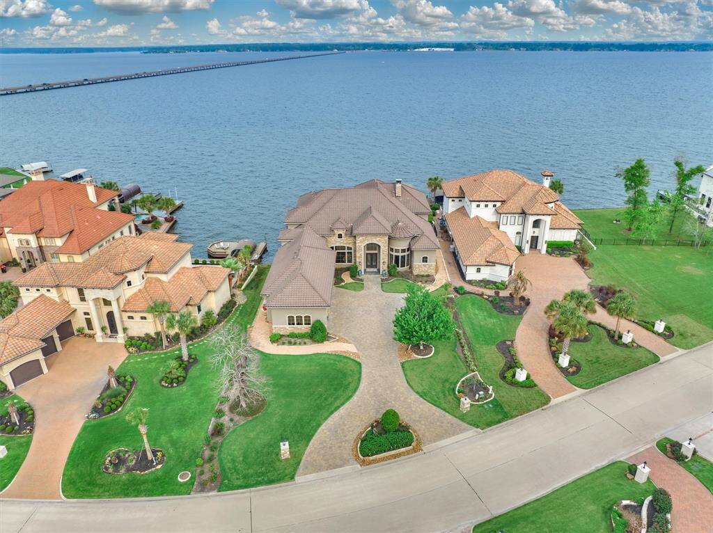 Welcome to this beautiful estate in the prestigious country club community of Bentwater on Lake Conroe.