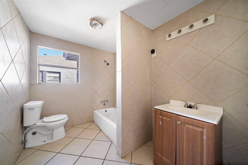 Spacious Bathroom With Tub
