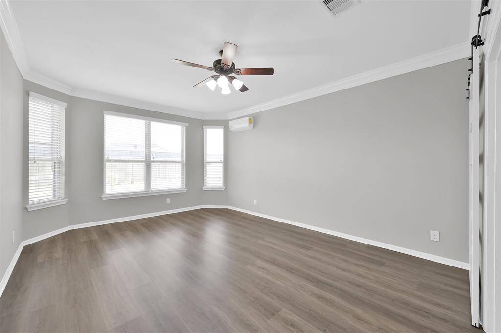 Spacious Master Bedroom w/Bay Windows