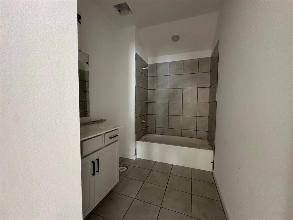 BATH 3 *LOCATED UPSTAIRS BETWEEN BED 3 & 4*