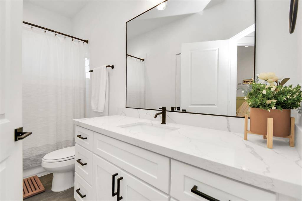 Secondary bathroom.