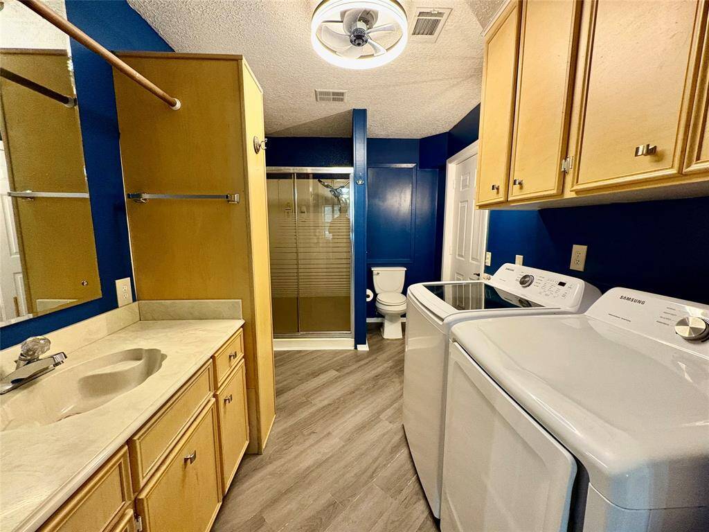 Full Bath/Utility Room Off of Kitchen and Dining