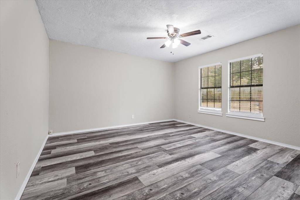 Primary bed DOWN with lots of natural sunlight & walk-in closet!