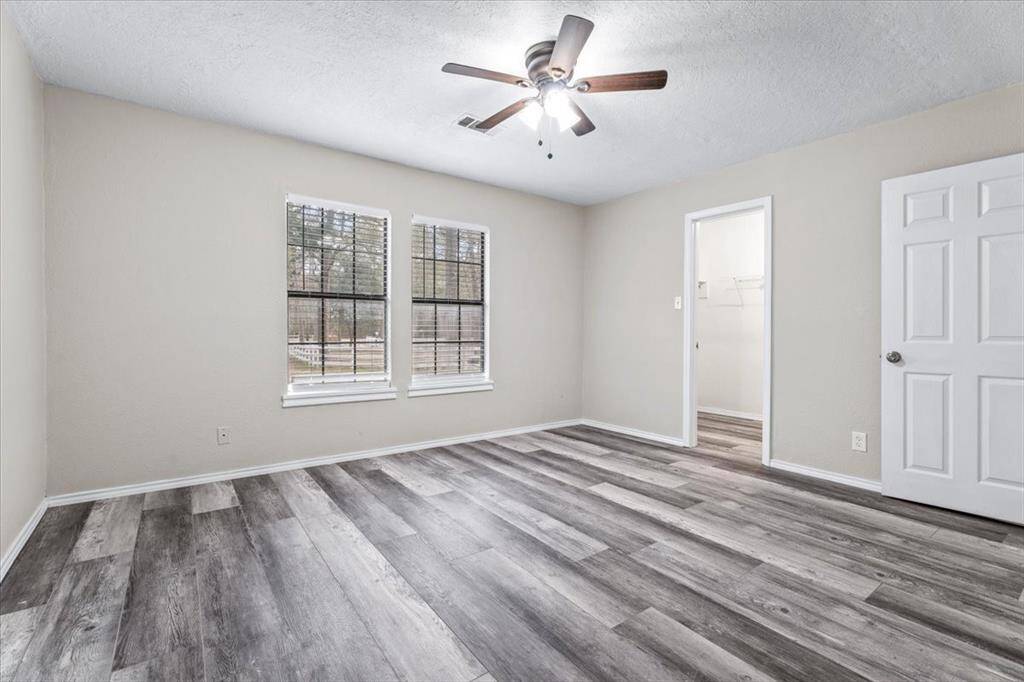 Primary bed DOWN with lots of natural sunlight & walk-in closet!