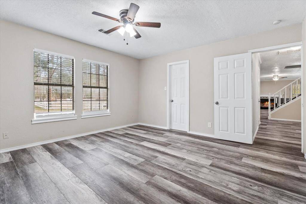 Primary bed DOWN with lots of natural sunlight & walk-in closet!