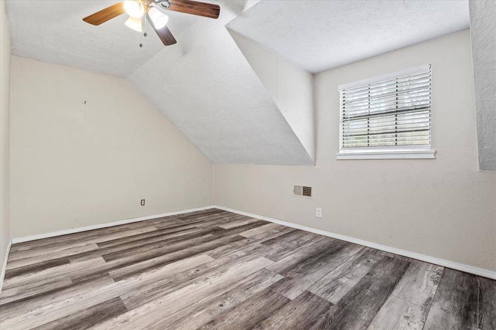 UPSTAIRS BONUS ROOM - Can be used as a flex space!