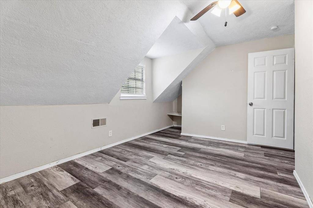 UPSTAIRS BONUS ROOM - Can be used as a flex space!