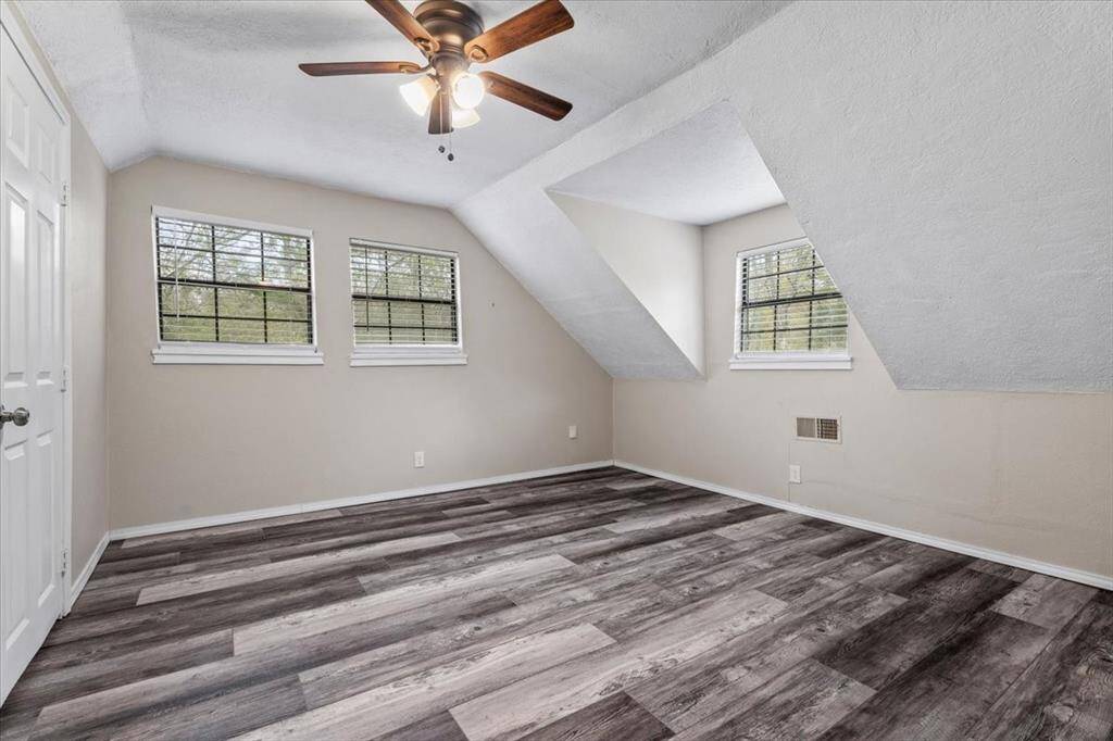 UPSTAIRS 4th Bed with walk in closet!