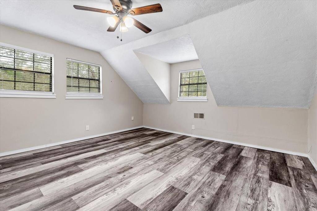 UPSTAIRS 4th Bed with walk in closet!