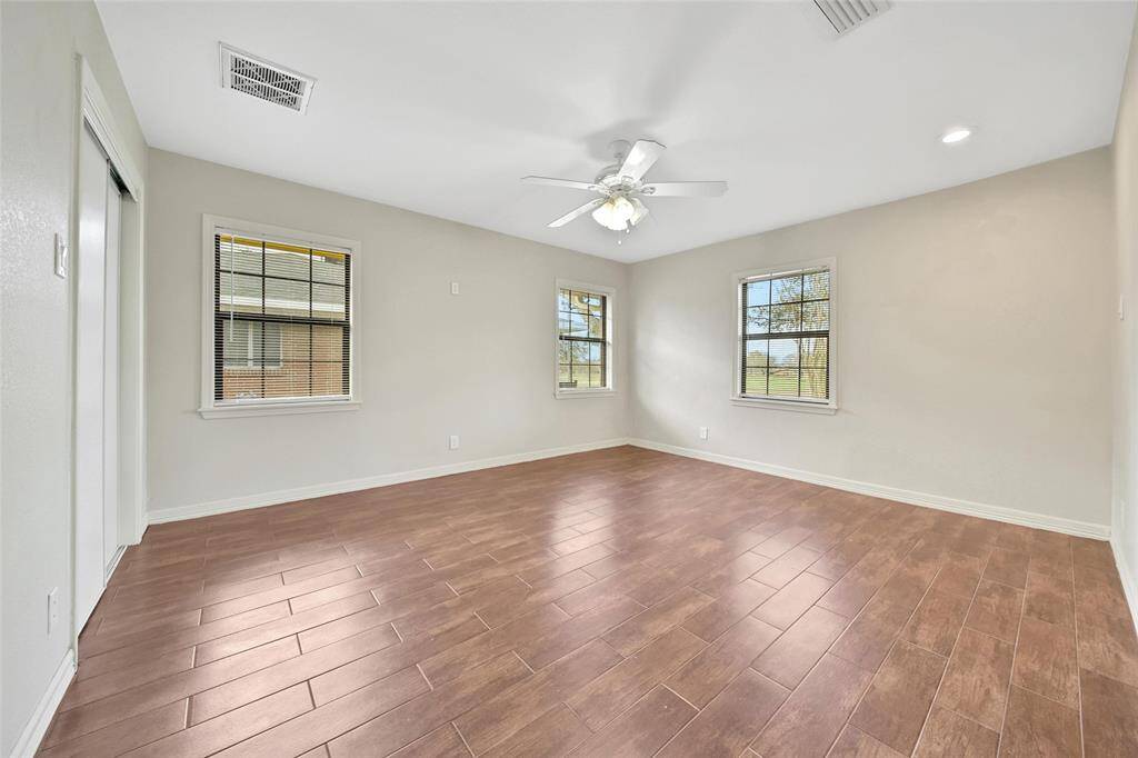 Secondary bedroom.