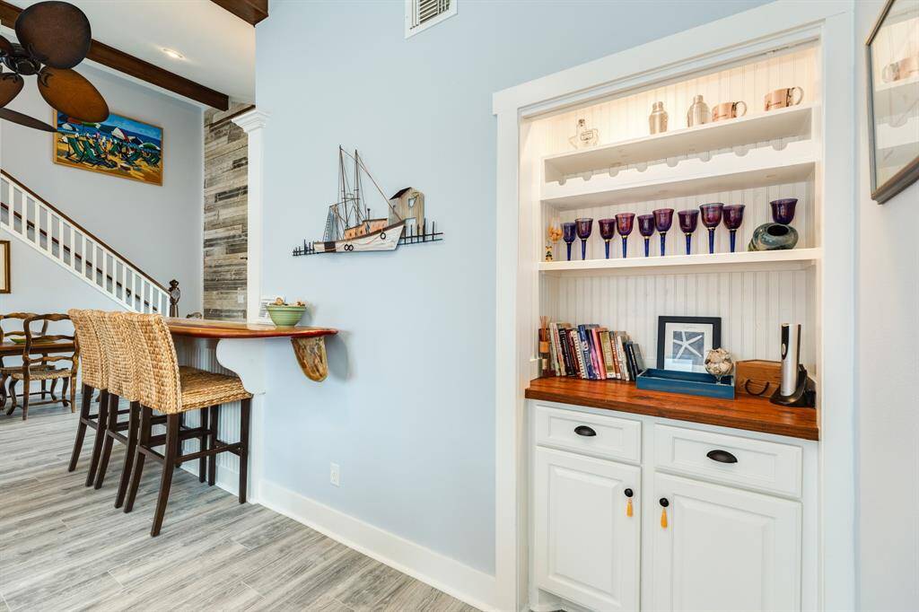 Built in dry bar area close by to the breakfast bar.