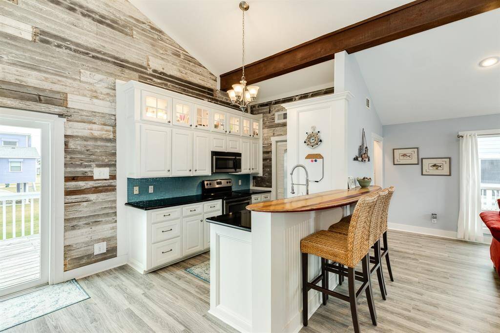 Vintage surfboard used for a breakfast bar top. Compact & tasteful galley kitchen absolutely perfect for this size of home.