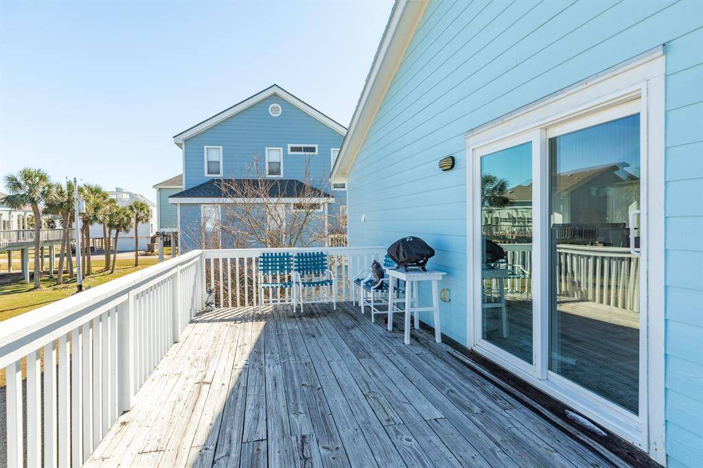 Just outside the dining area, you will find a east facing deck area perfect for watching the sun rise and also to enjoy shade in the late afternoon and evening.