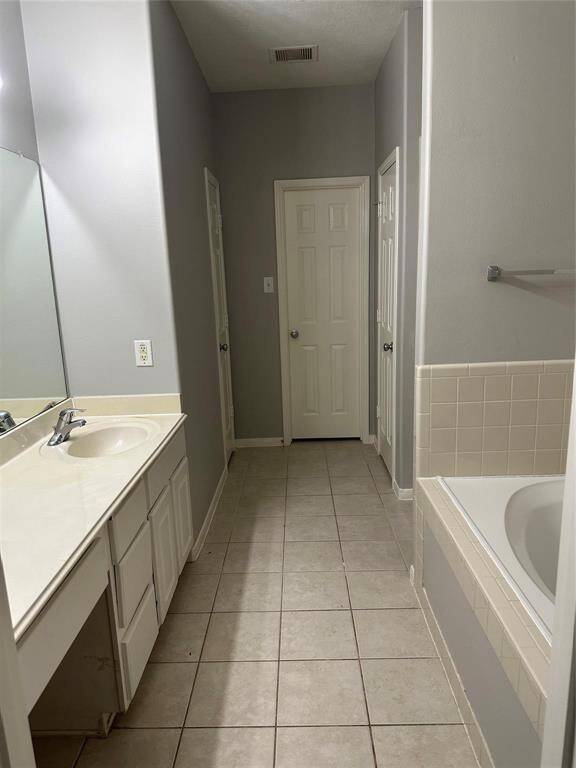 PRIMARY BATHROOM-1ST FLOOR