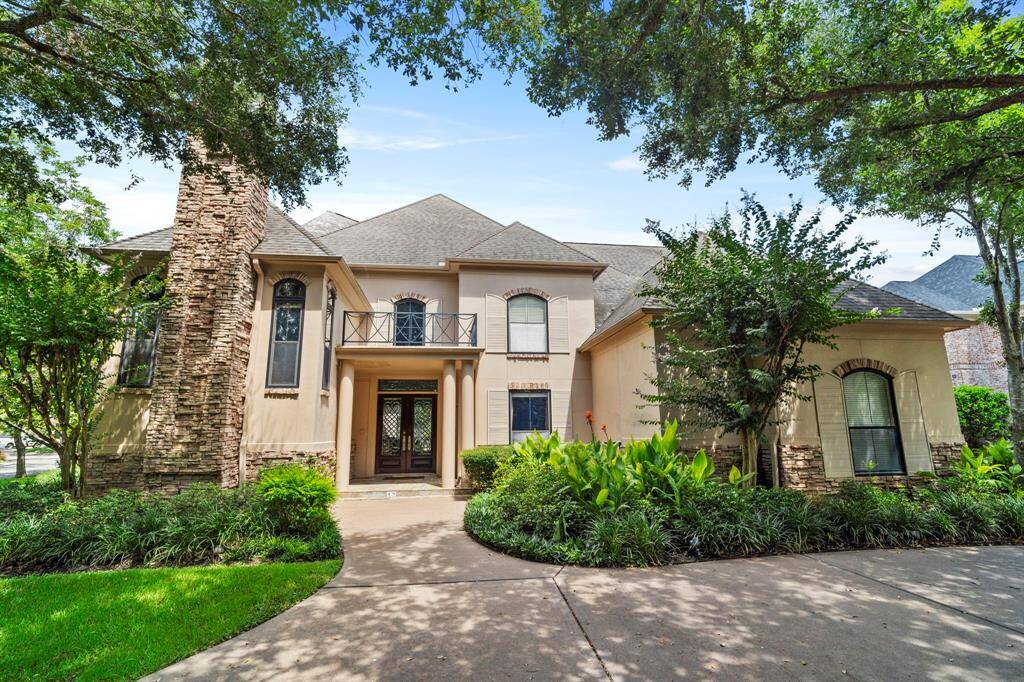 Circular driveway provides easy access and ample parking.