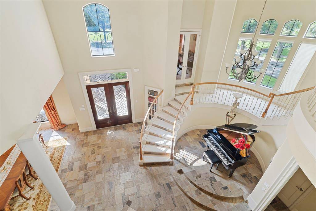 High ceilings and large windows reduce the need for artificial lighting and provide expansive views of the outside.