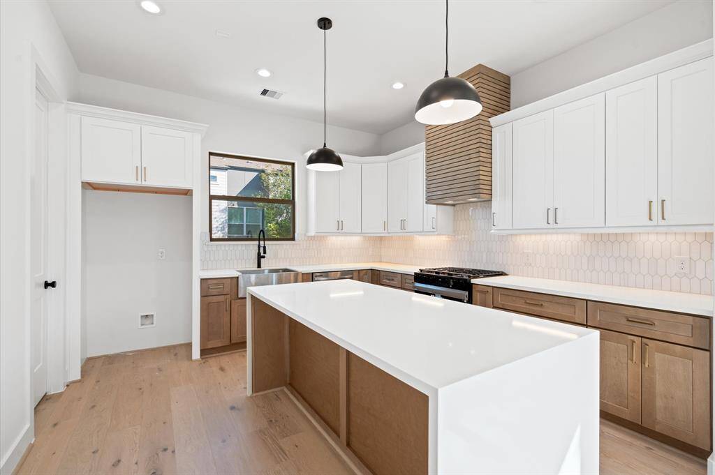 2-tone cabinetry, stainless appliances, designer backsplash  Previous similar construction.
