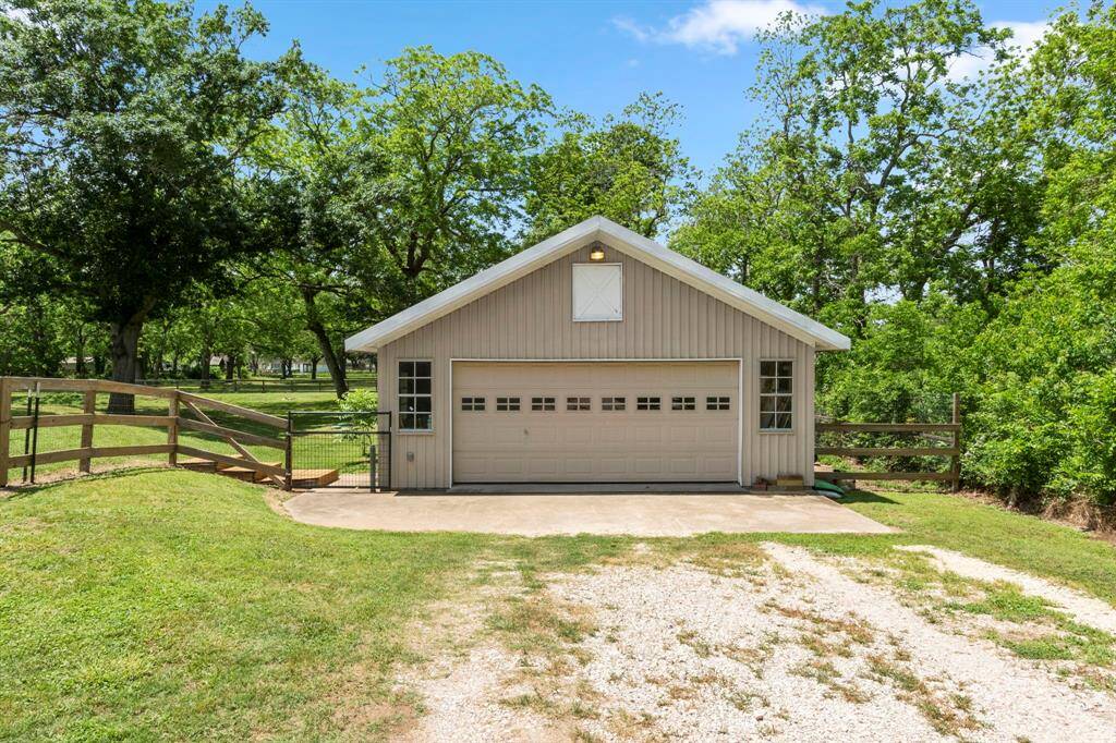 Oversized garage (24'x24')and quarters and/or workshop (23'x15") in this metal building. Building also houses the water filtration and softener system. Just added a new overhead garage door opener.