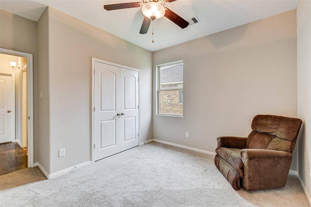 3rd bedroom offer a bay window kick out!