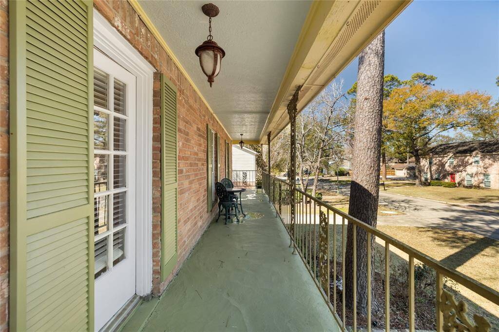 The balcony overlooks the front yard